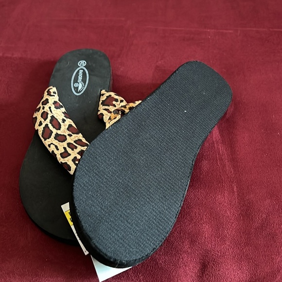NWT Silky animal print thong sandals (size M 7/8) - Picture 3 of 3